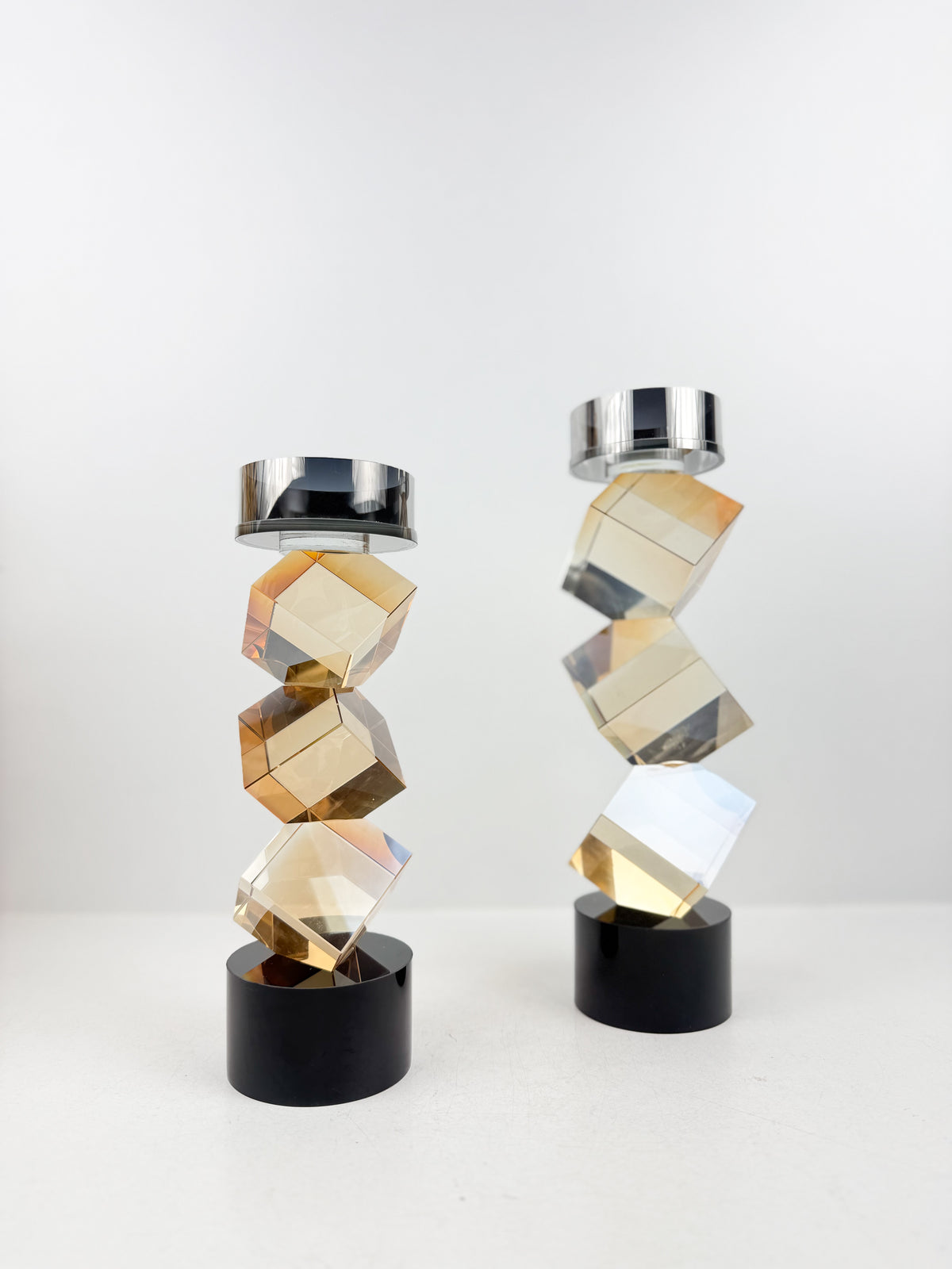 Duo de bougeoirs sculpturaux en cube cristal ambré.