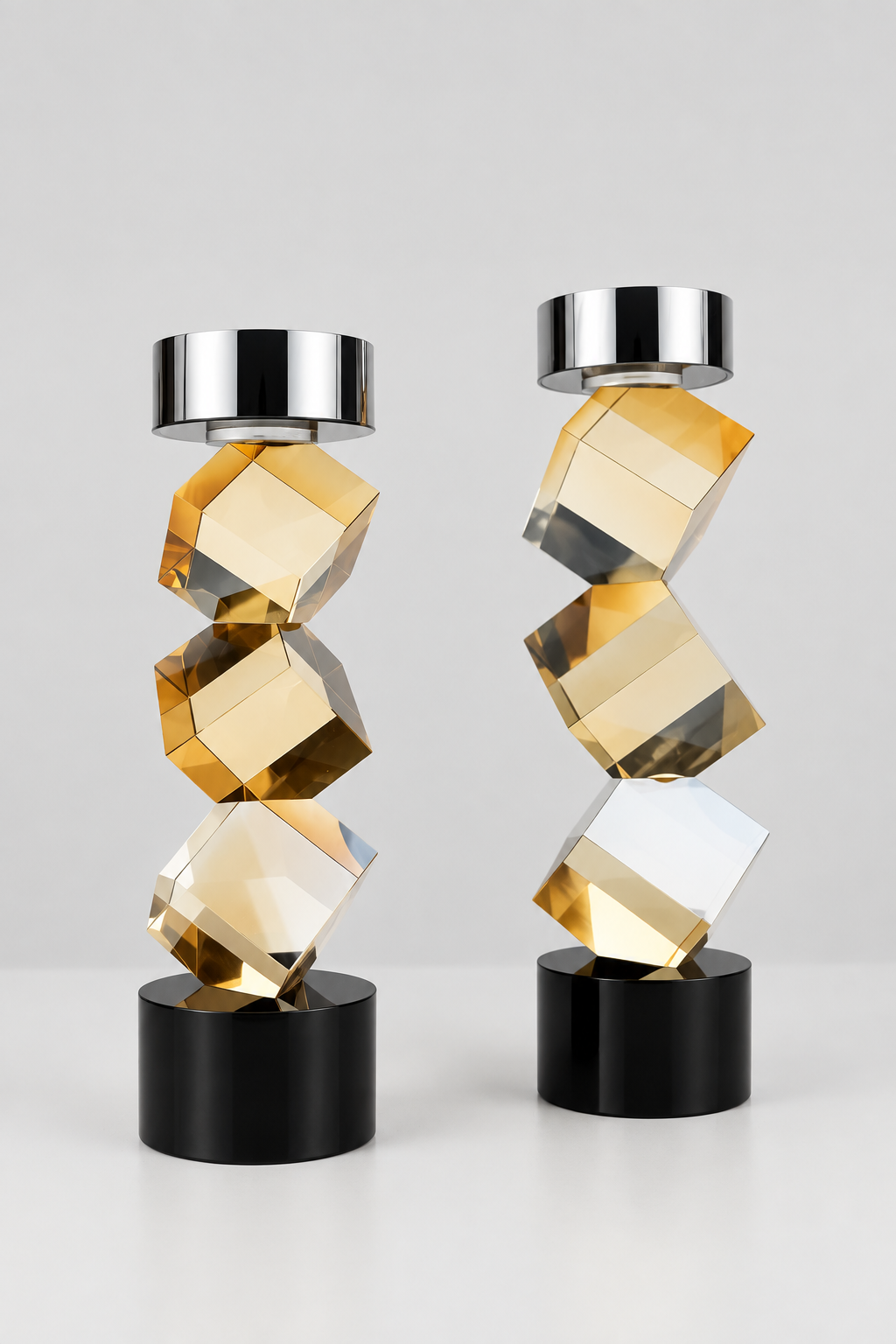 Duo de bougeoirs sculpturaux en cube cristal ambré.