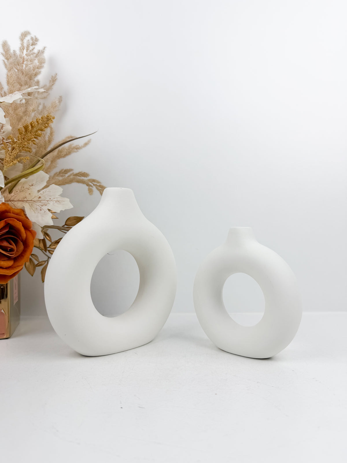 Duo de vases blancs en céramique élégants.