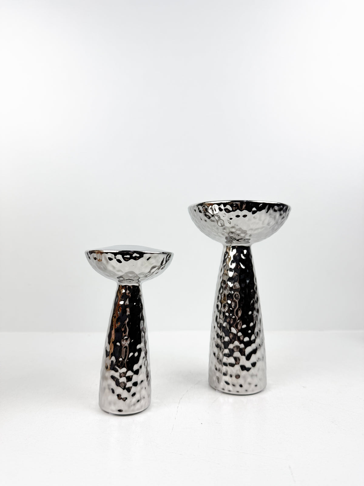 Duo de bougeoirs en métal argenté.