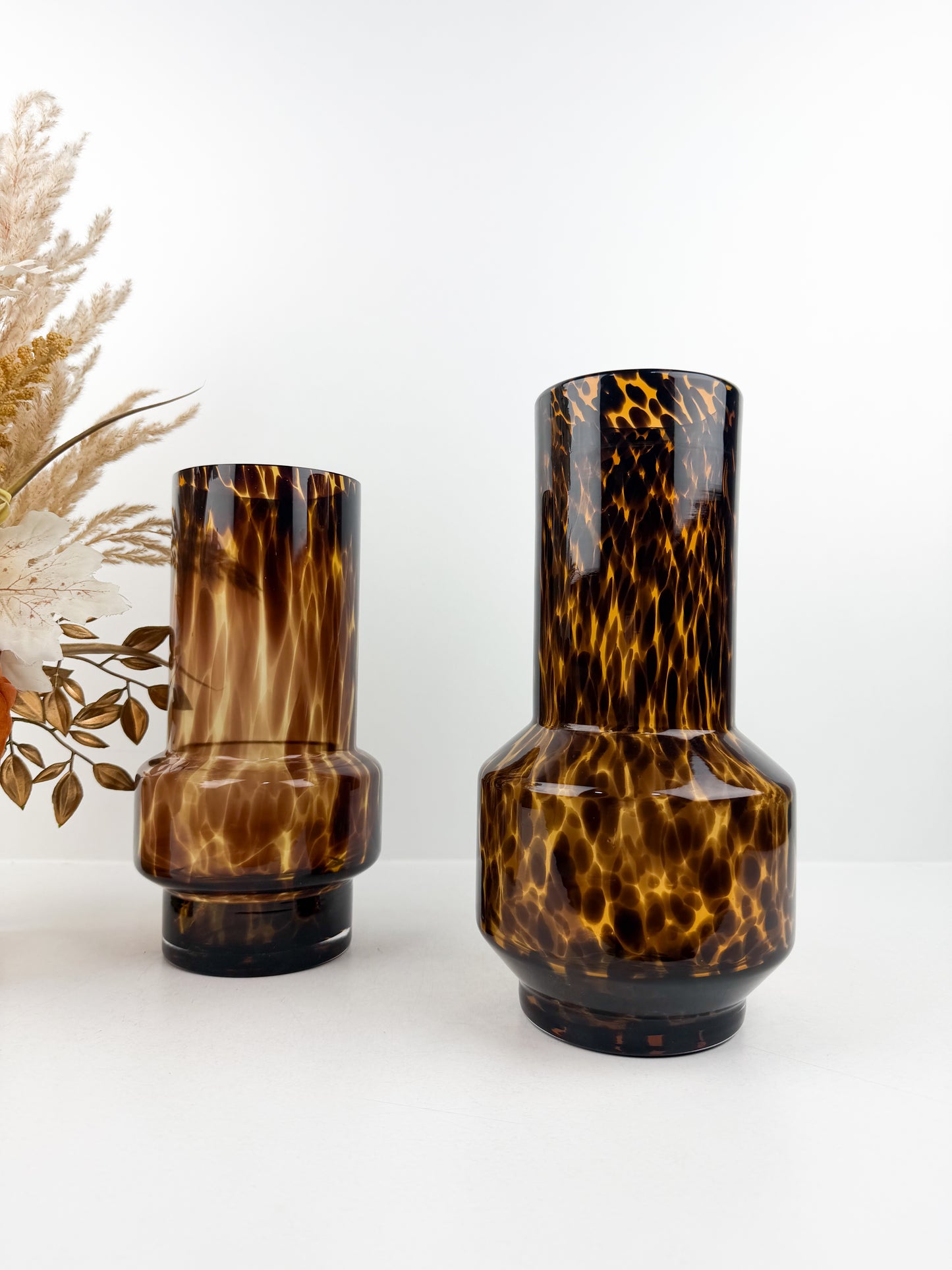 Duo de vases sculpturaux marron très chic qui apportent une touche d'élégance à votre intérieur
