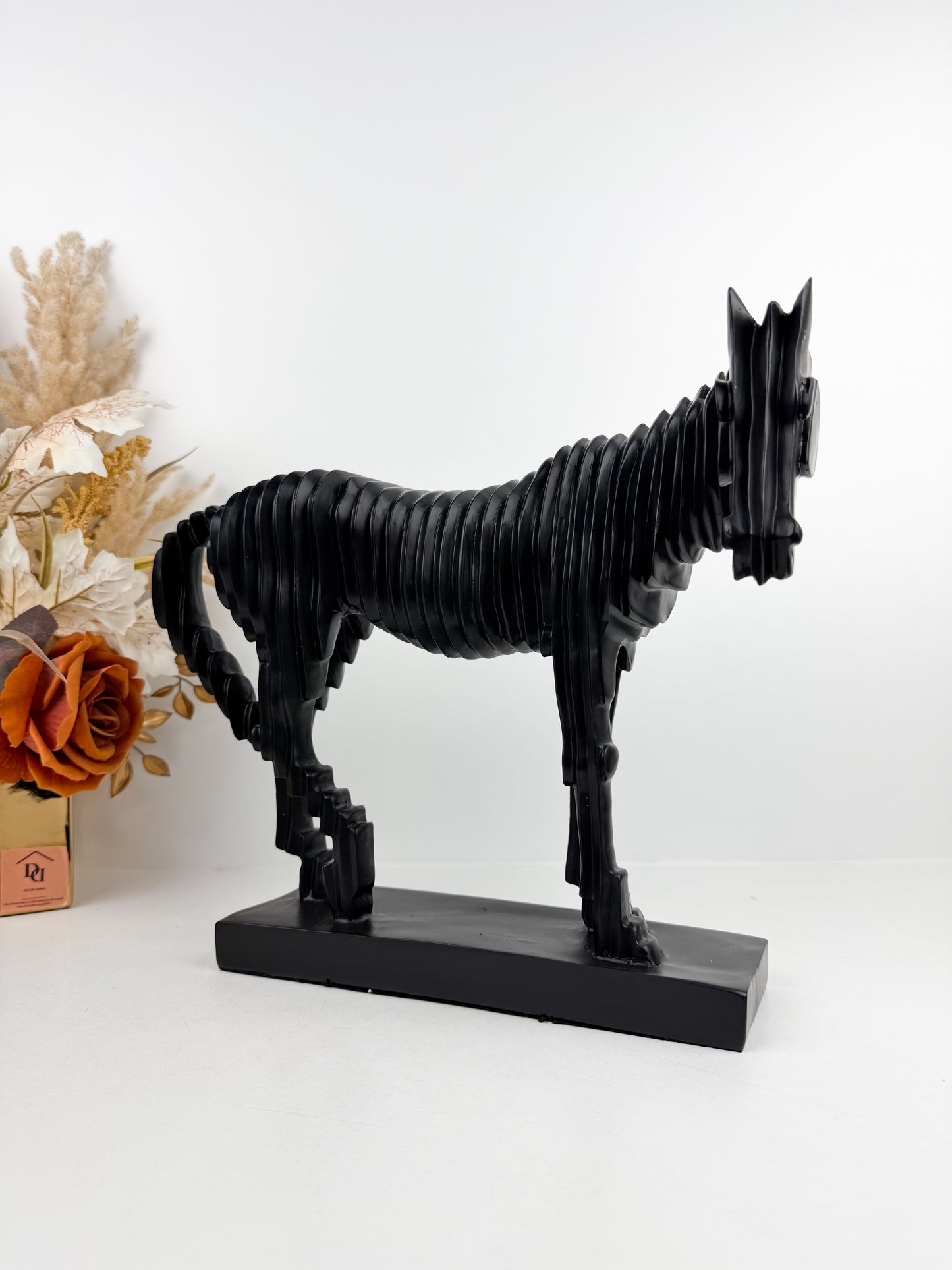 Sculpture élégante d'un cheval noir en mouvement
