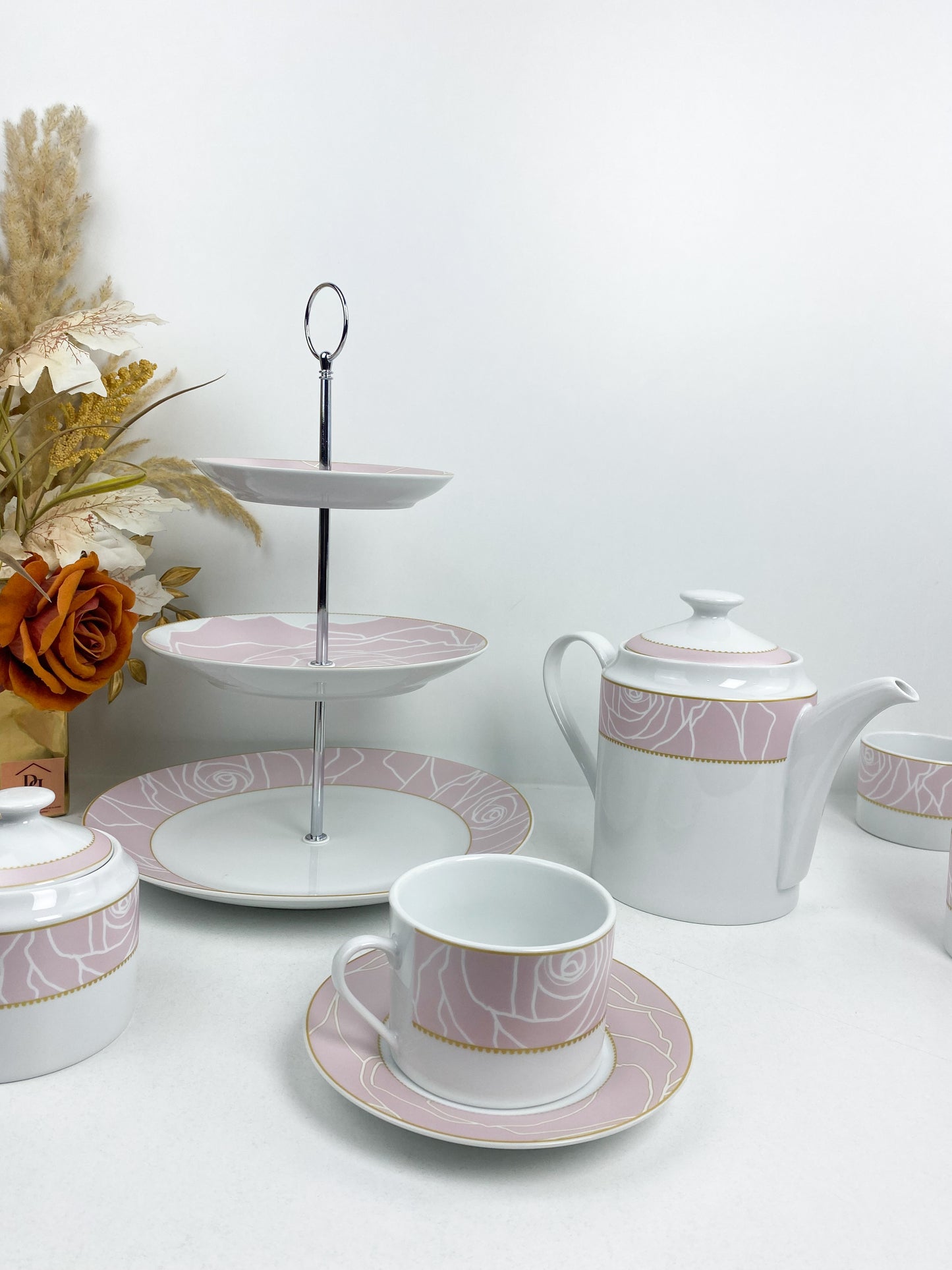 Service à thé ou à café complet, décoré de motifs de roses et de lignes dorées