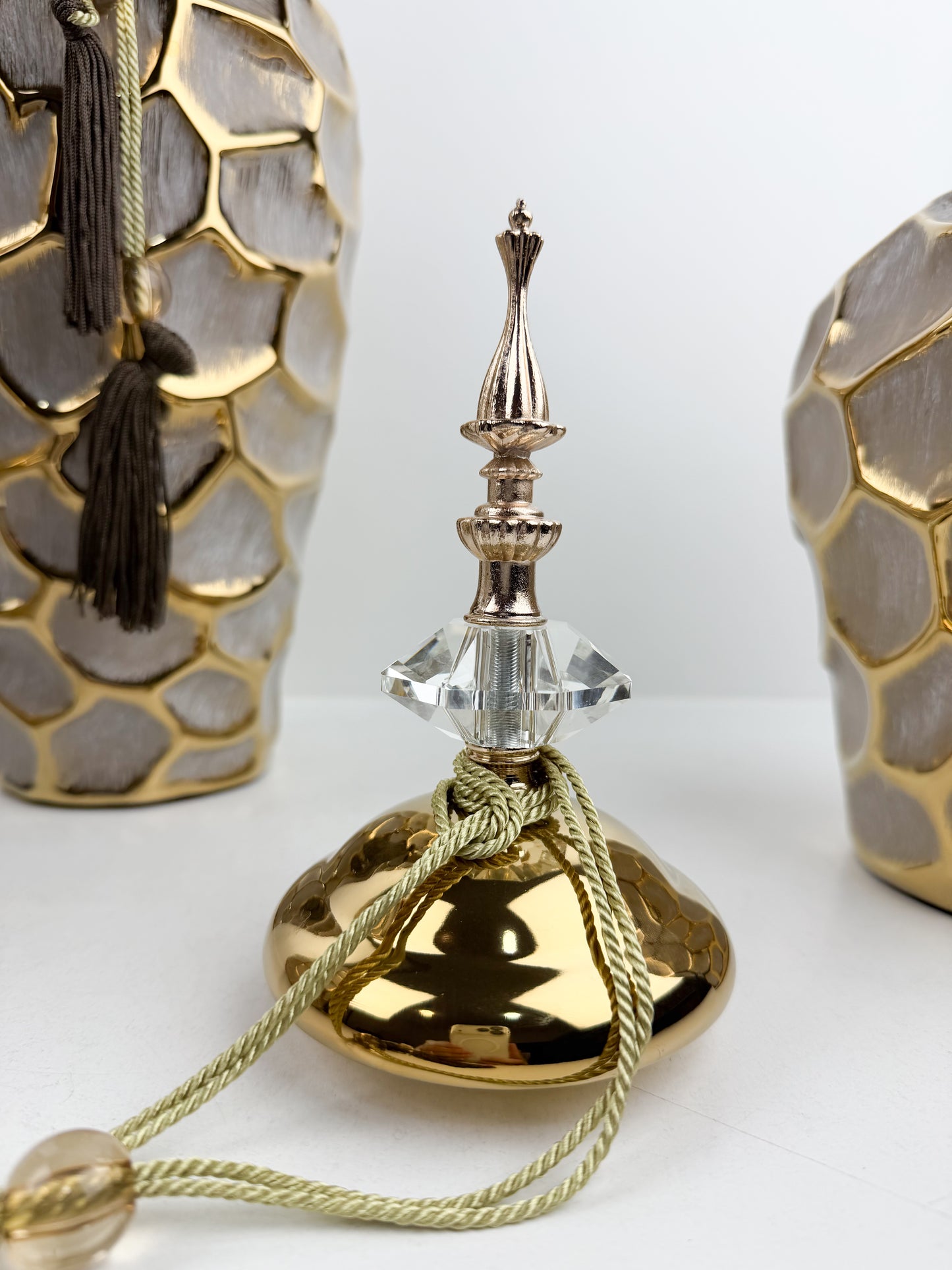 Trio de vases en céramique au design épuré et sophistiqué.