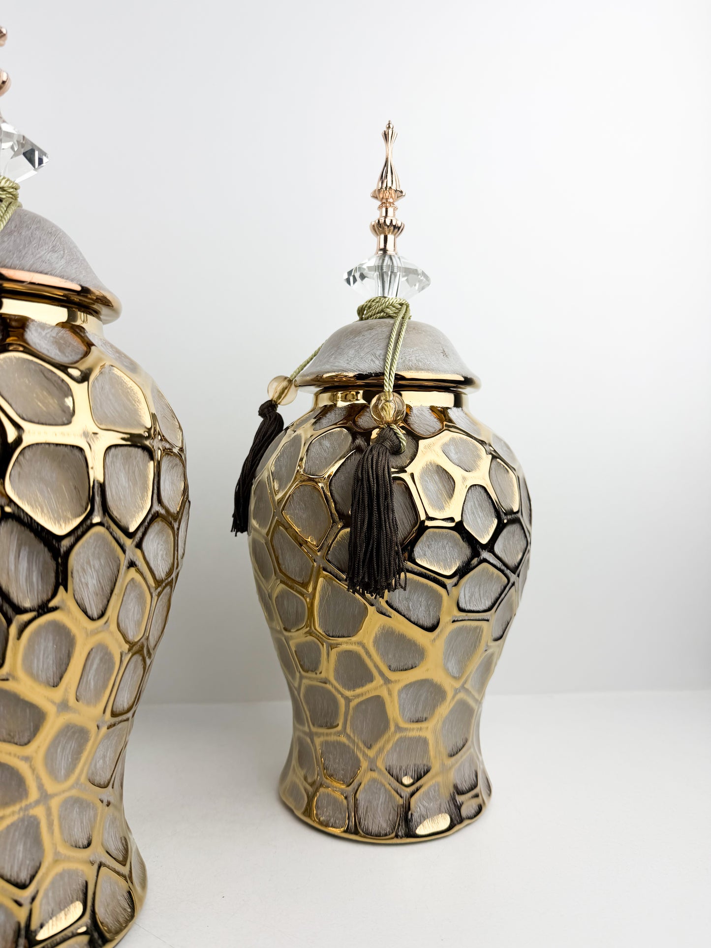 Trio de vases décoratives en céramique au design épuré et sophistiqué.