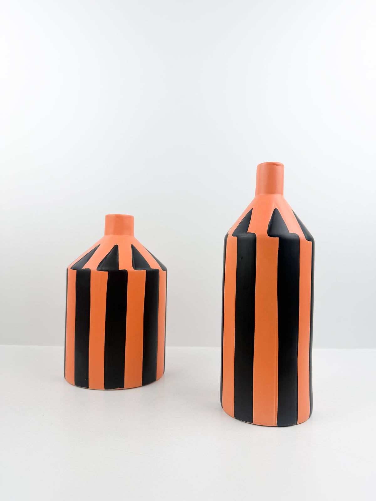 Duo de vases en céramique au design affirmé