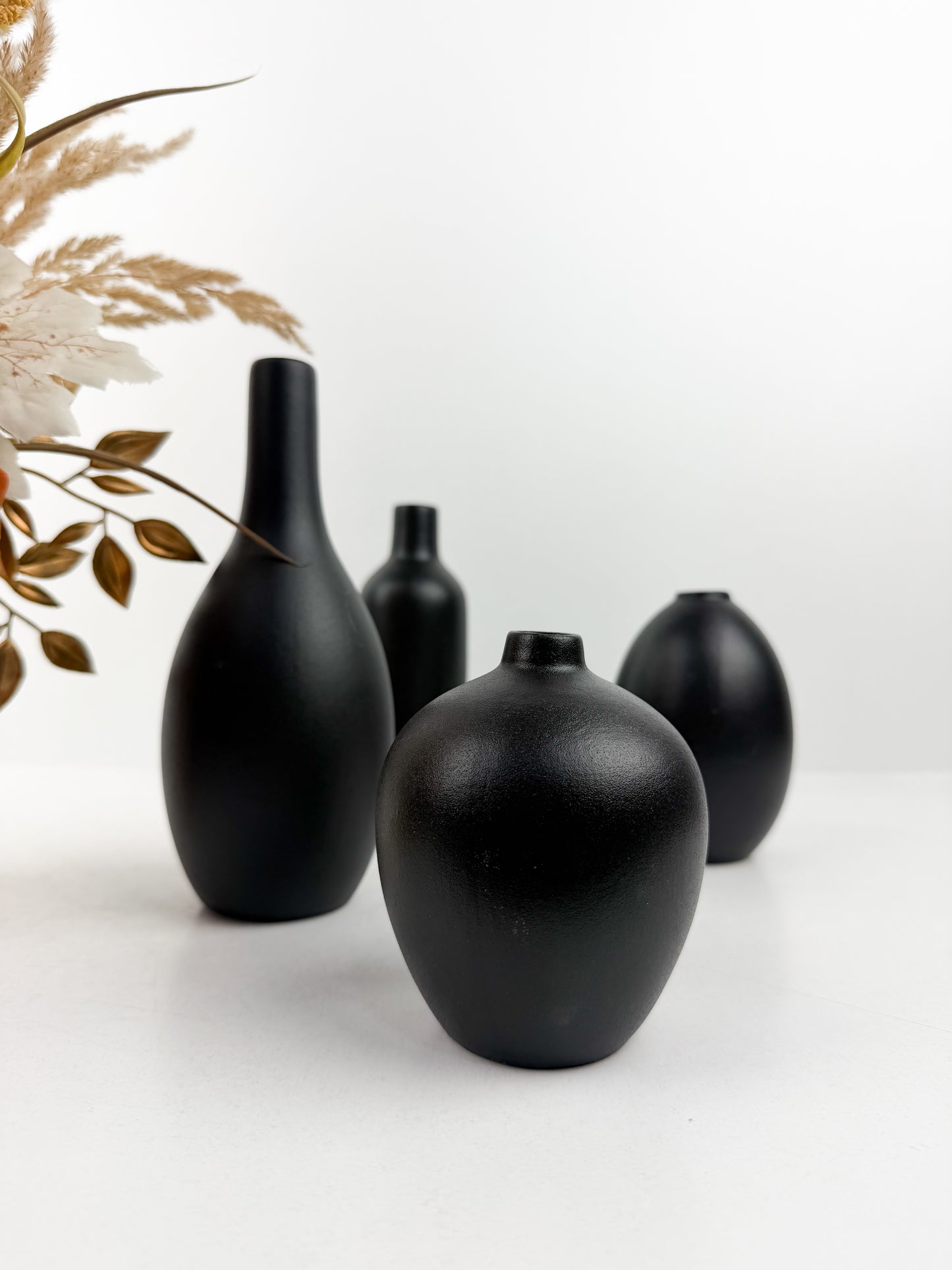Ensemble de quatre vases miniatures en céramique noire