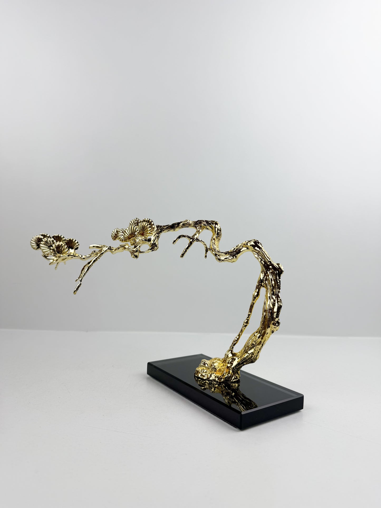 Décoration élégante en métal doré sur un socle noir sophistiqué