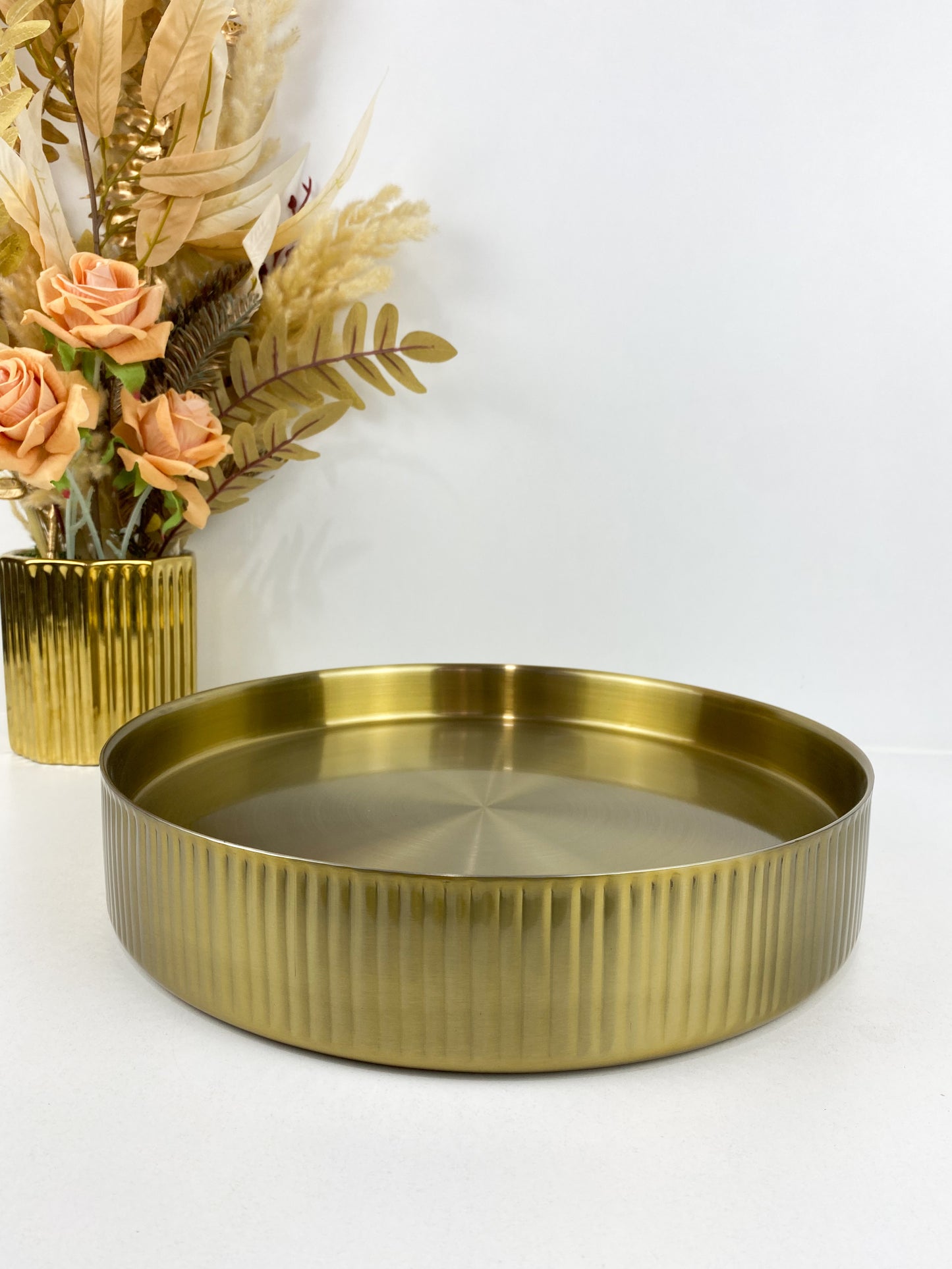 Plateau rond dore a motif tricoté