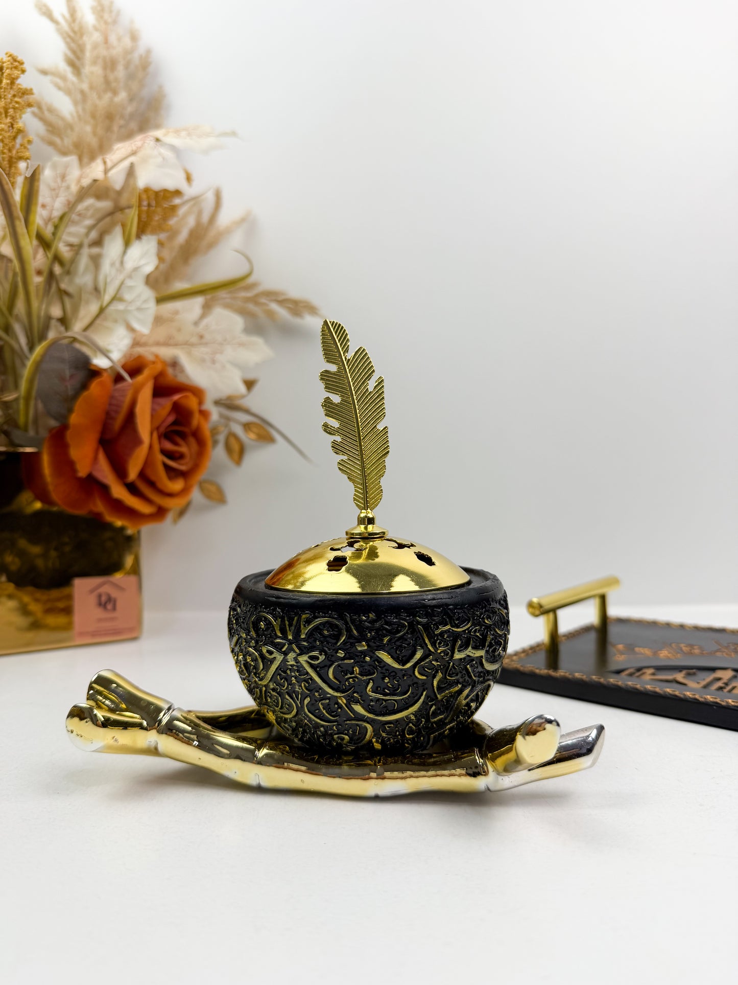 Brûleur d'encens noir/ marron avec motif dorée