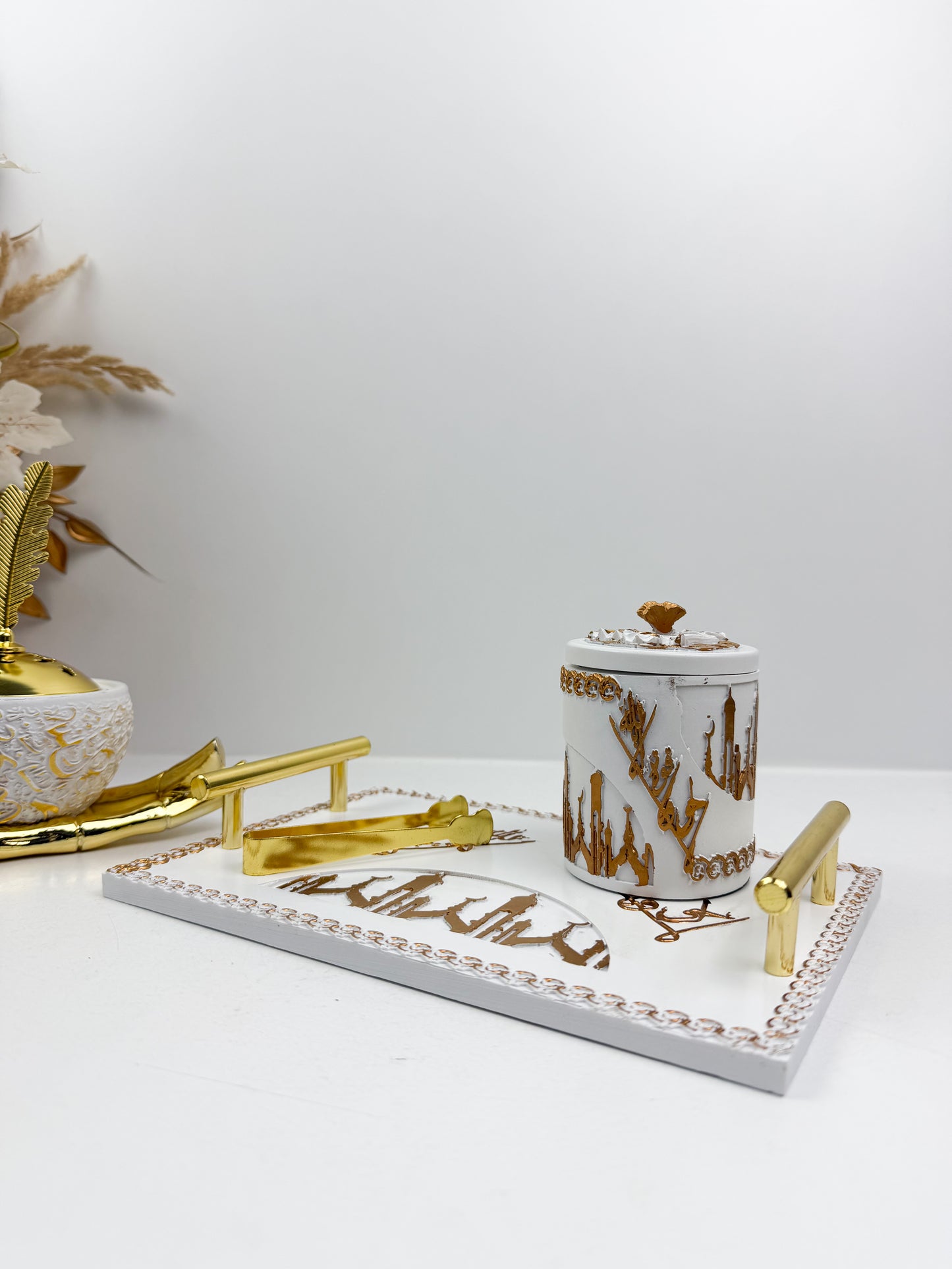 Brûleur d'encens blanc  avec motif dorée