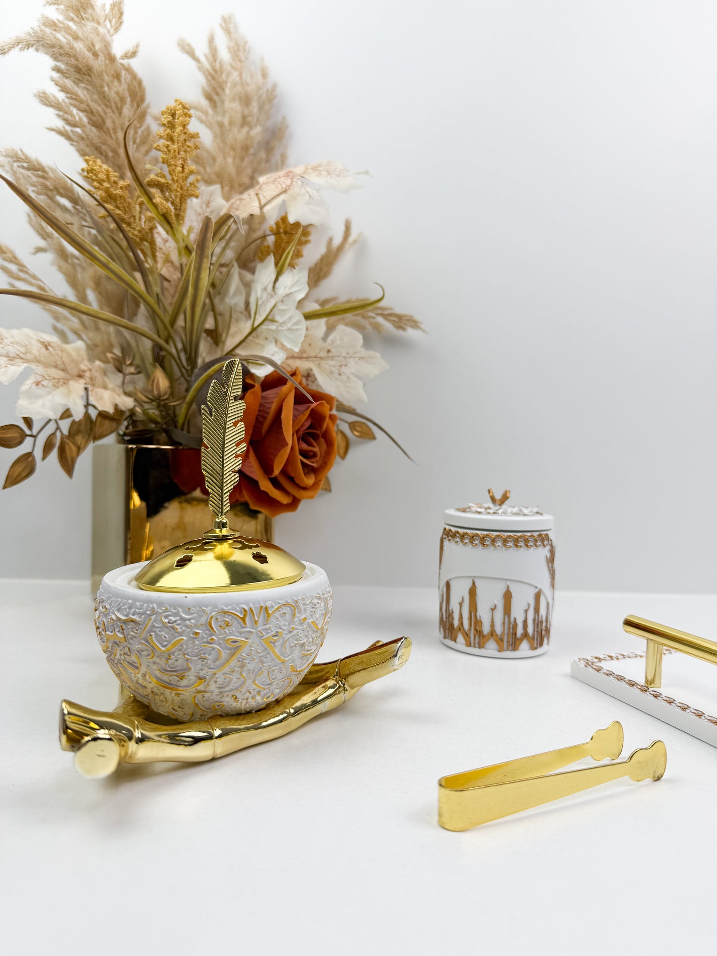 Brûleur d'encens blanc  avec motif dorée