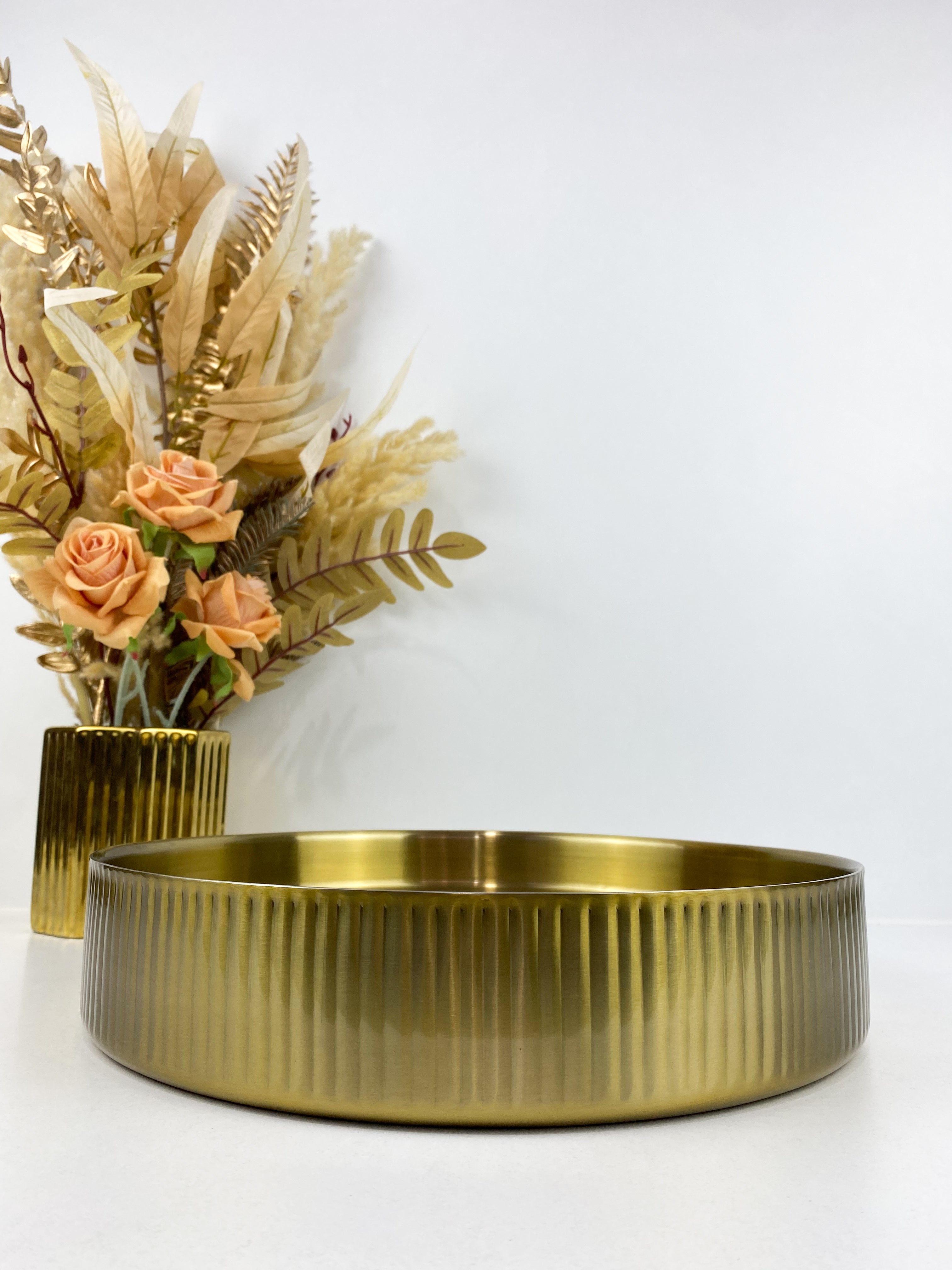 Plateau rond dore a motif tricoté