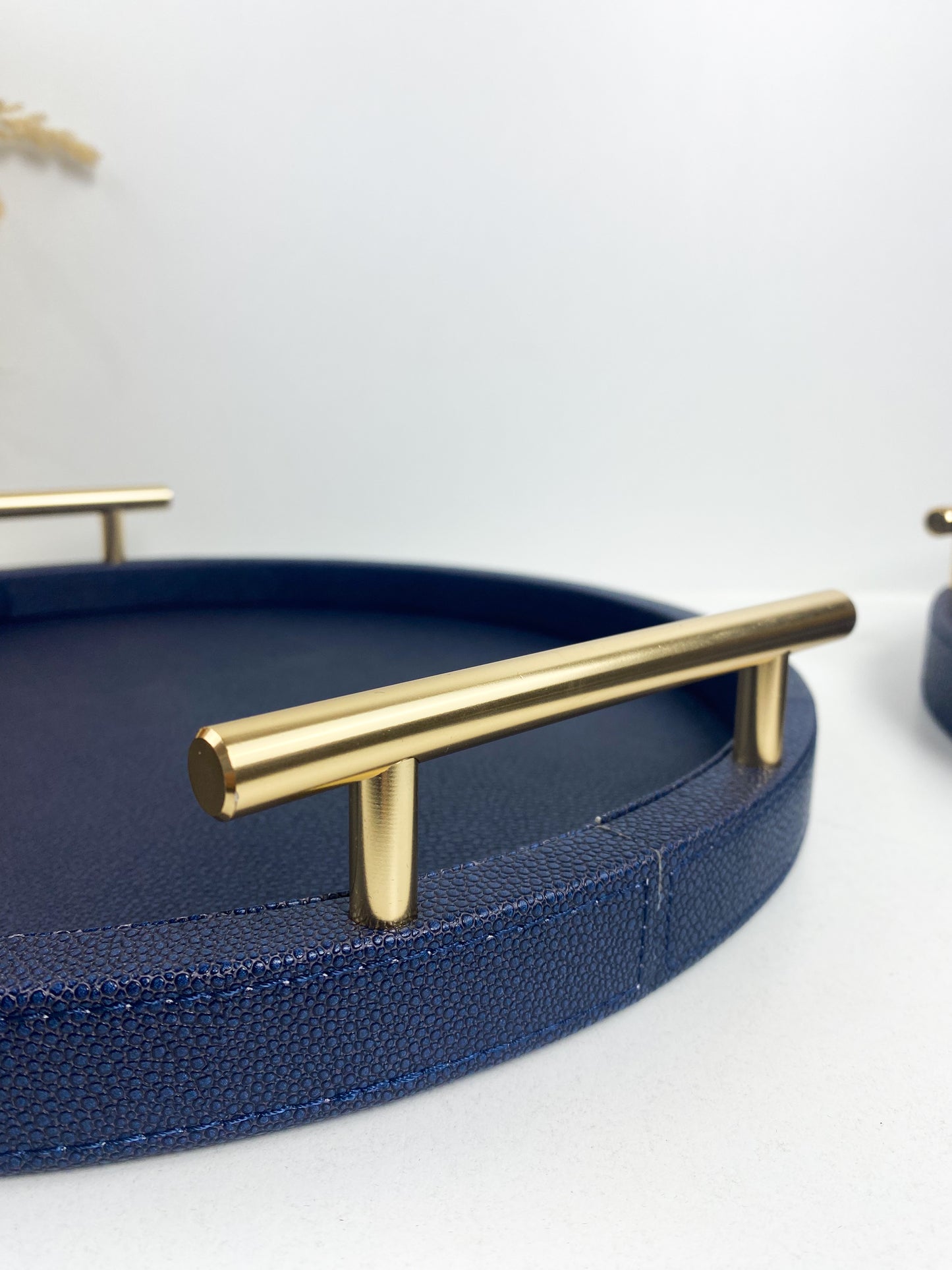Ensemble de plateaux ronds avec poignées en métal texturé bleu