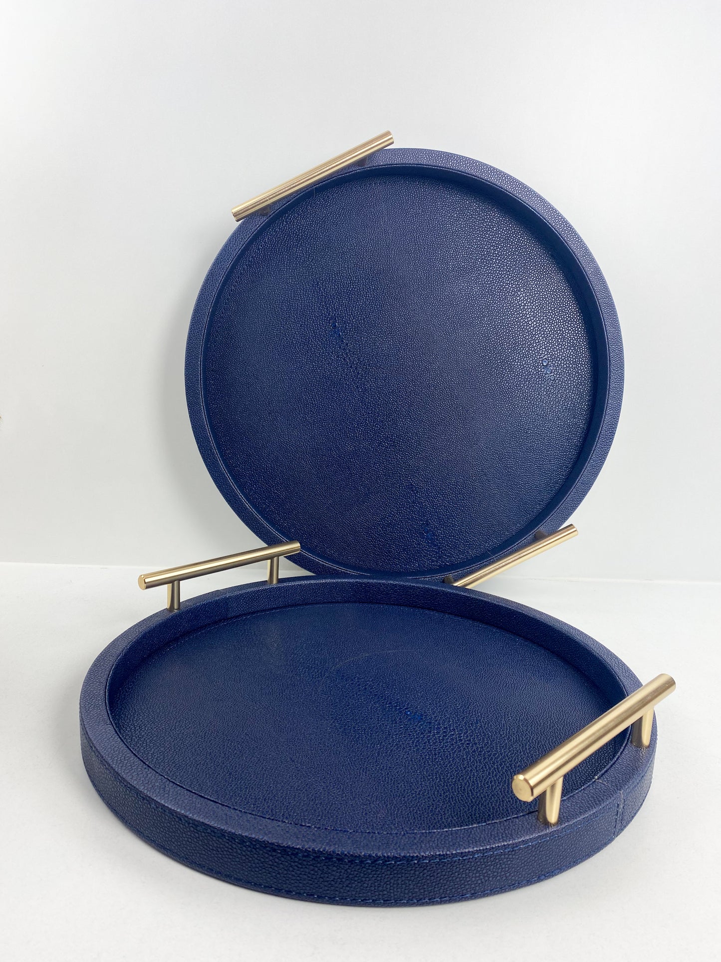 Ensemble de plateaux ronds avec poignées en métal texturé bleu