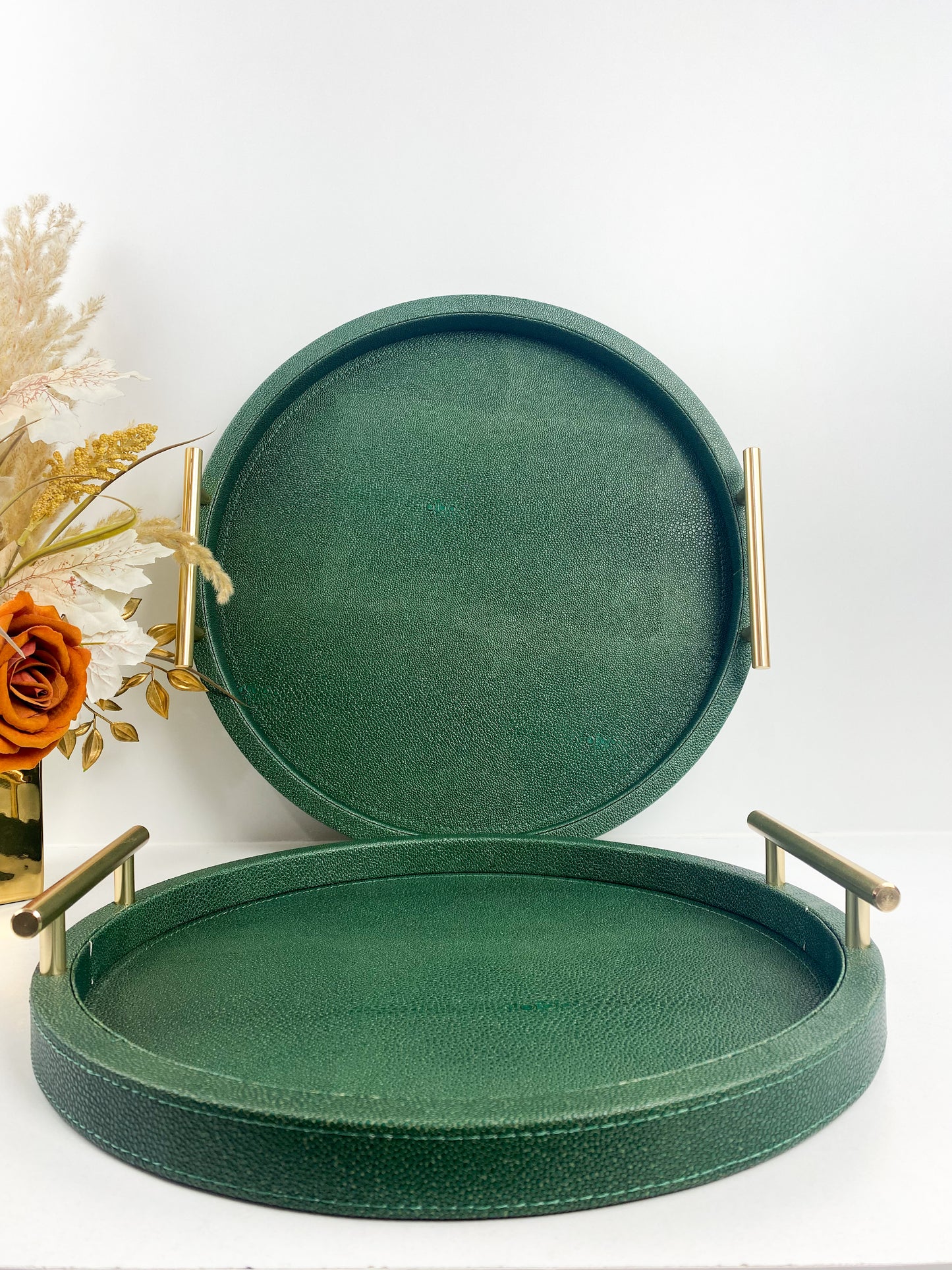 Ensemble de plateaux en cuir avec poignées en métal texturé en vert