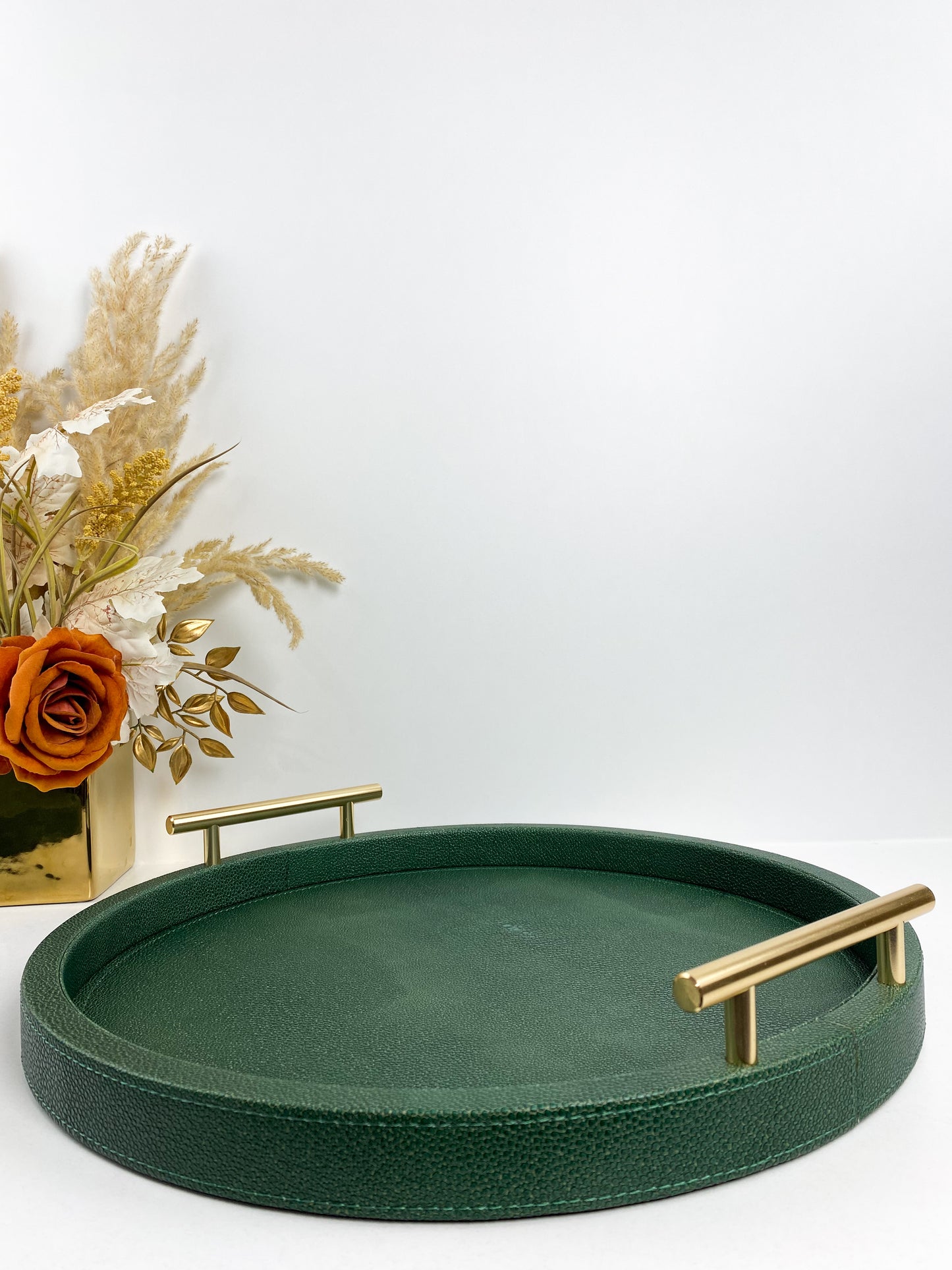 Ensemble de plateaux en cuir avec poignées en métal texturé en vert