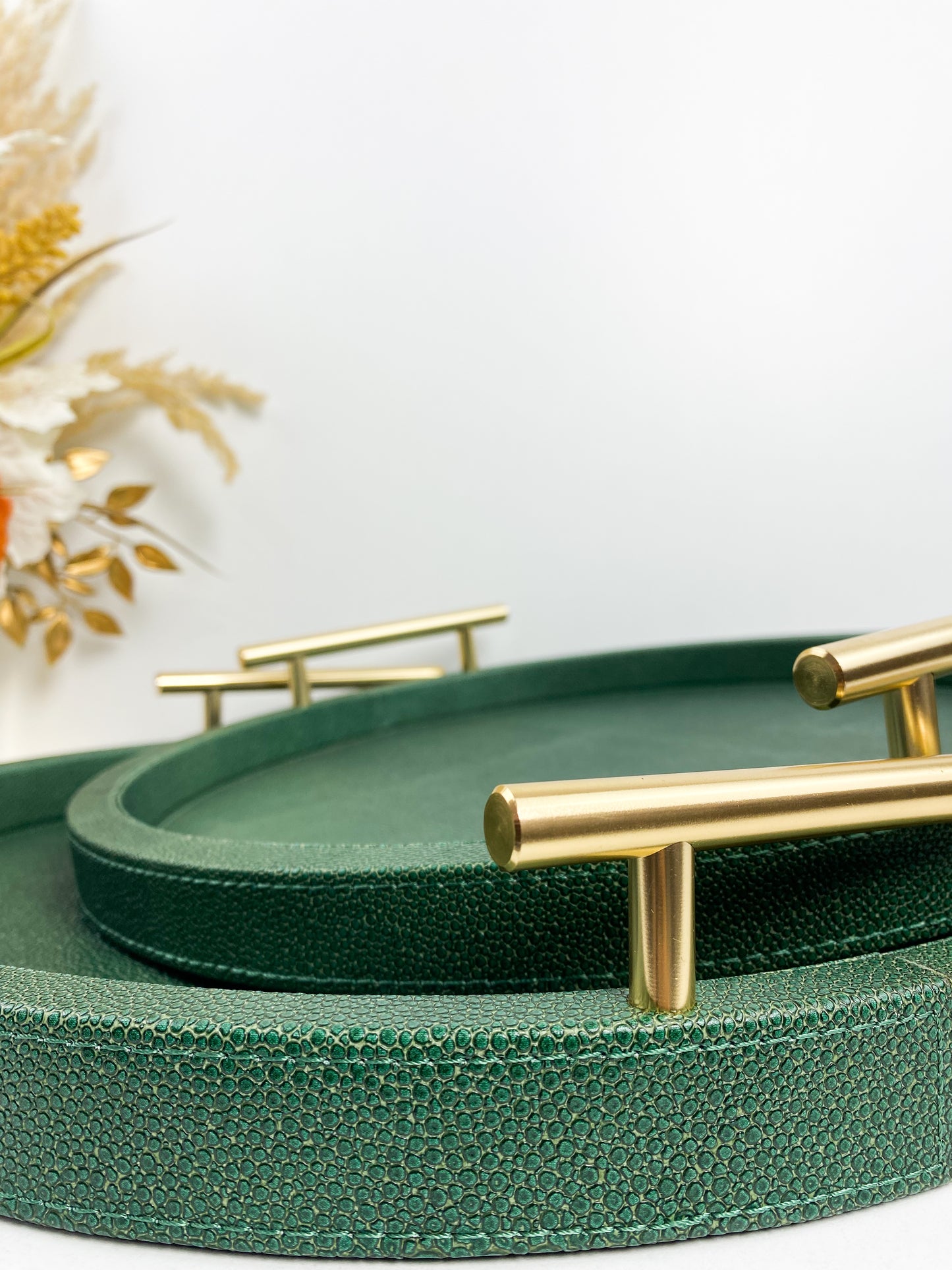 Ensemble de plateaux en cuir avec poignées en métal texturé en vert