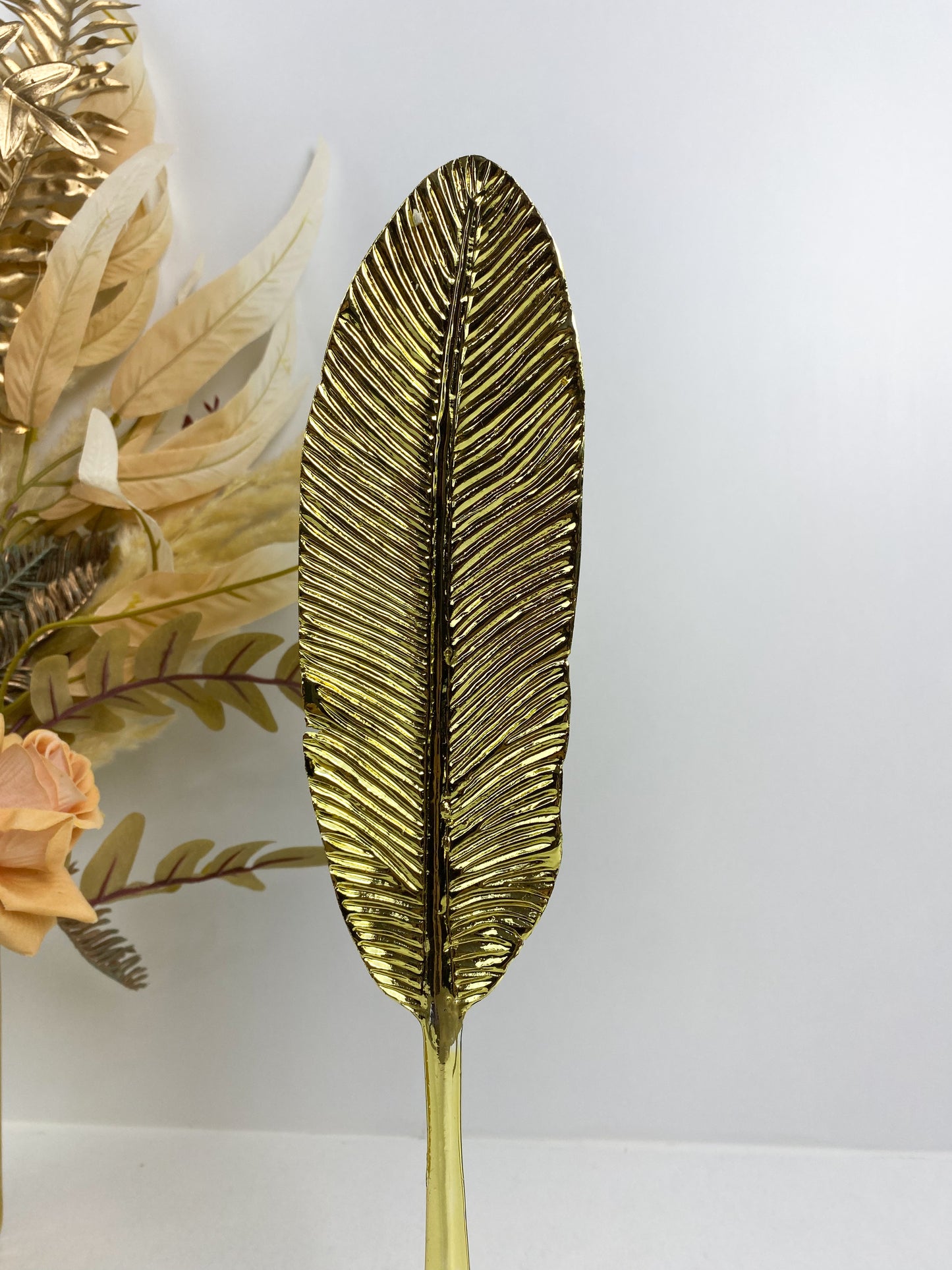 Décoration de sculpture de plume en métal doré