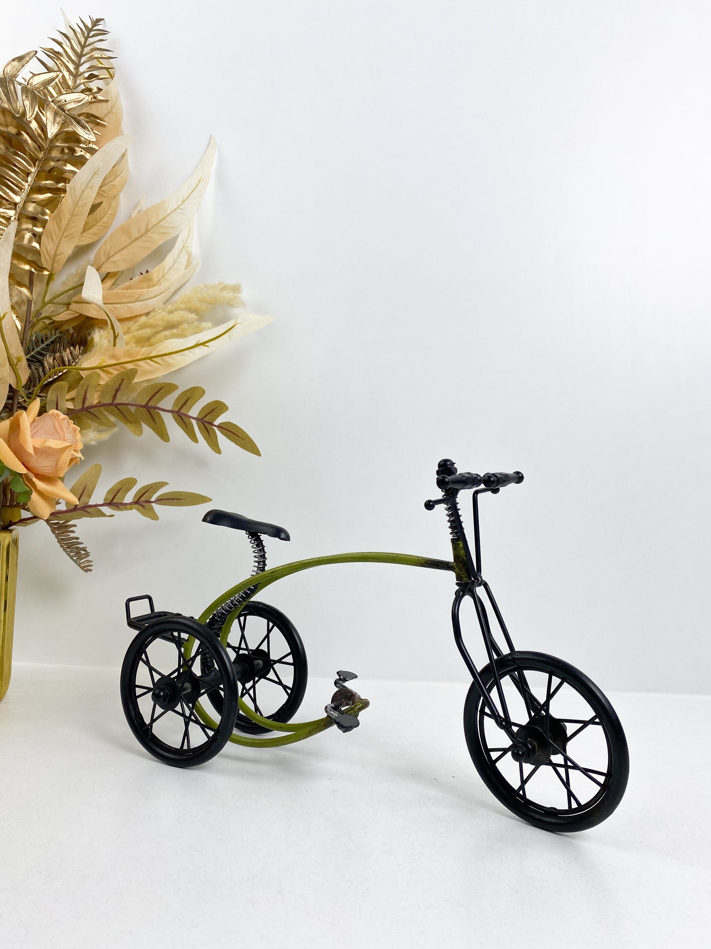 Décoration tricycle en métal vert
