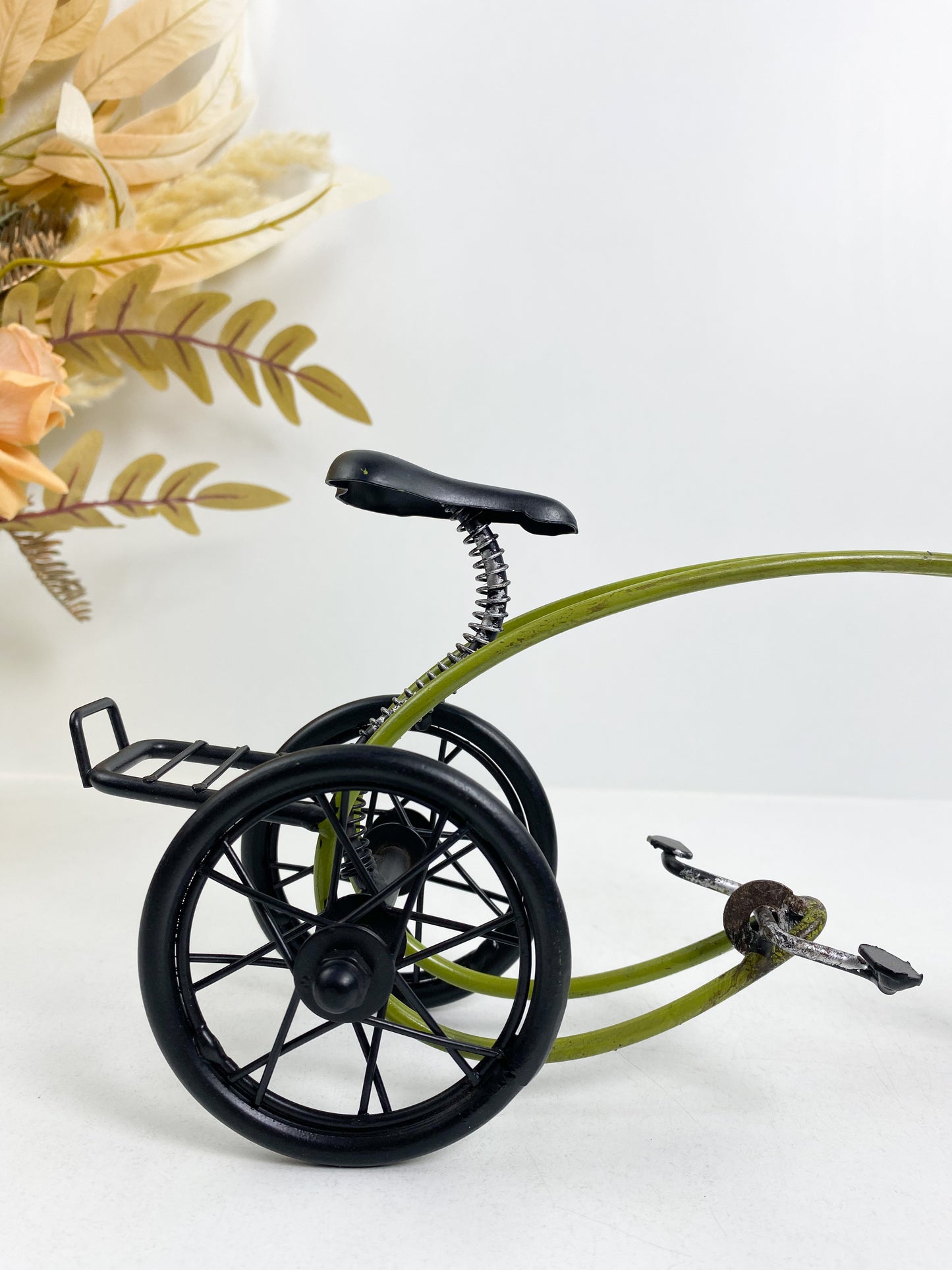 Décoration tricycle en métal vert