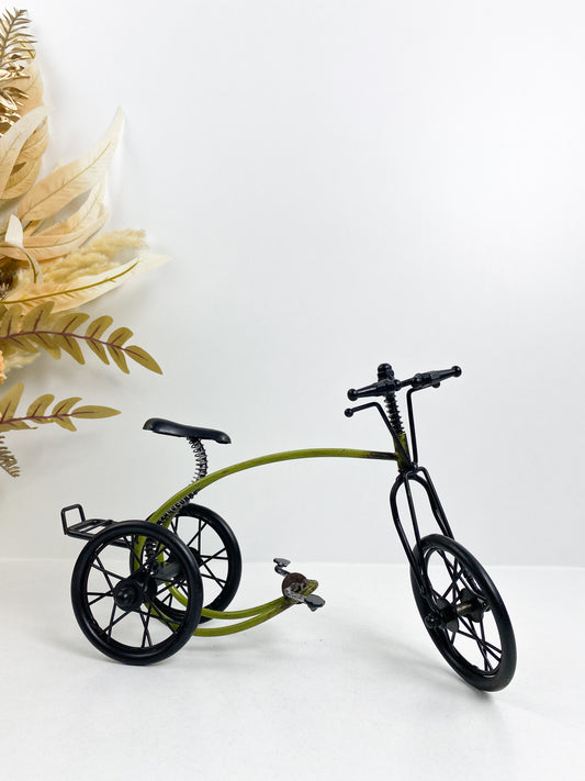 Décoration tricycle en métal vert