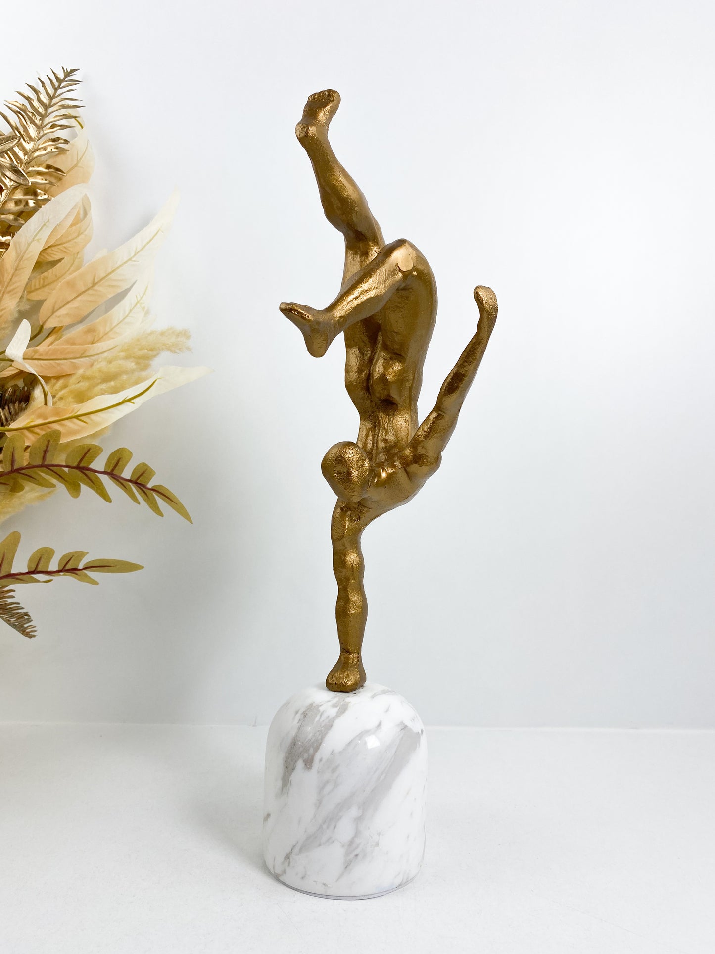 Statue en marbre bronze sur un socle en marbre blanc