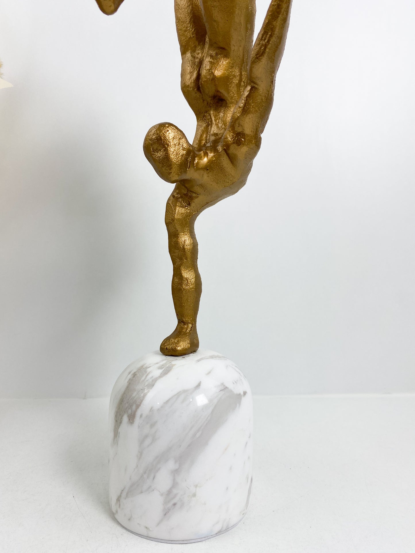 Statue en marbre bronze sur un socle en marbre blanc