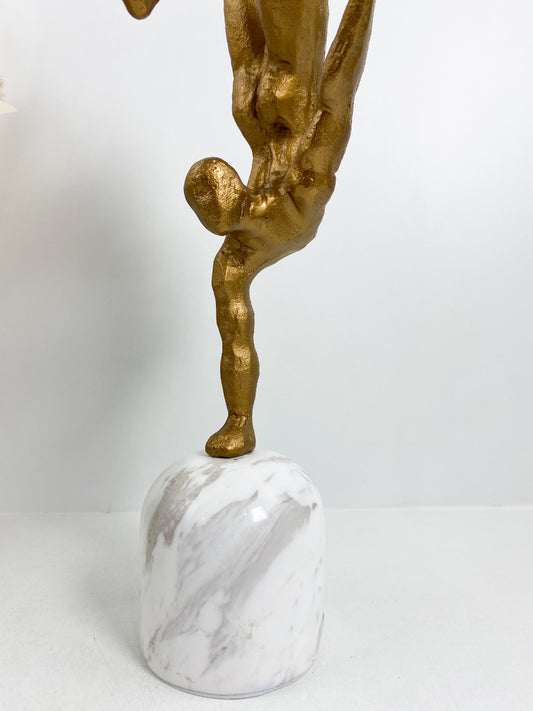 Statue en marbre bronze sur un socle en marbre blanc