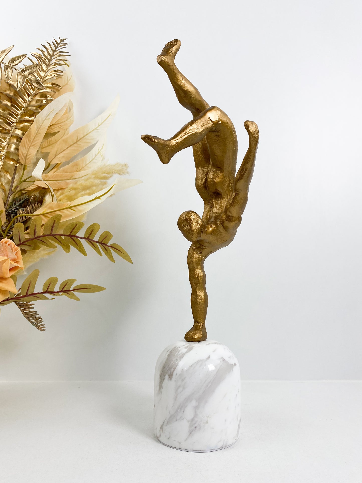 Statue en marbre bronze sur un socle en marbre blanc