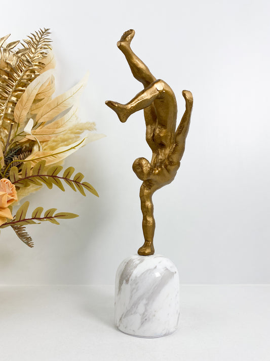 Statue en marbre bronze sur un socle en marbre blanc