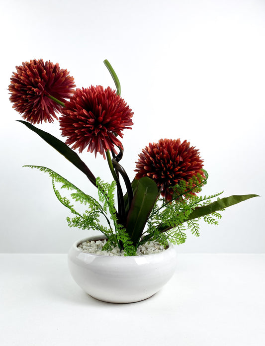 Vase et pot avec fleurs artificielles rouge brique