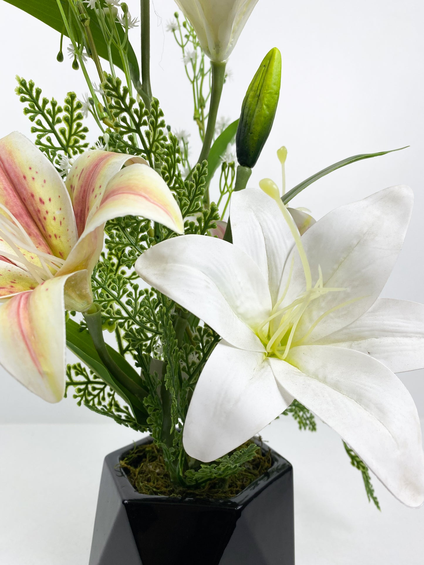 Vase  noir avec fleurs artificielles multi couleur