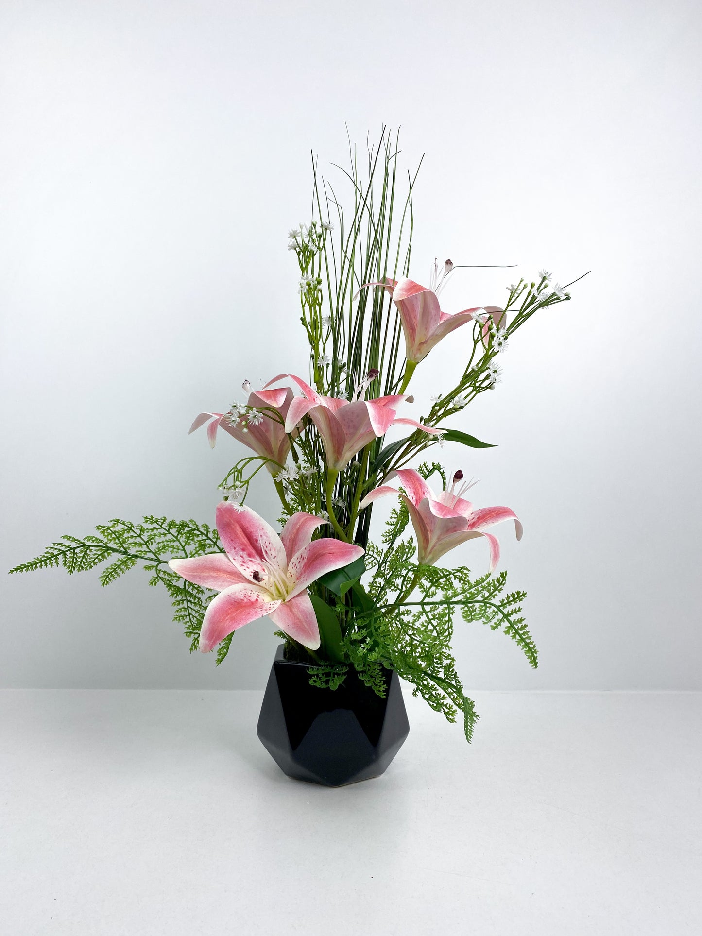 Vase noir avec fleurs artificielles  rose et blanc