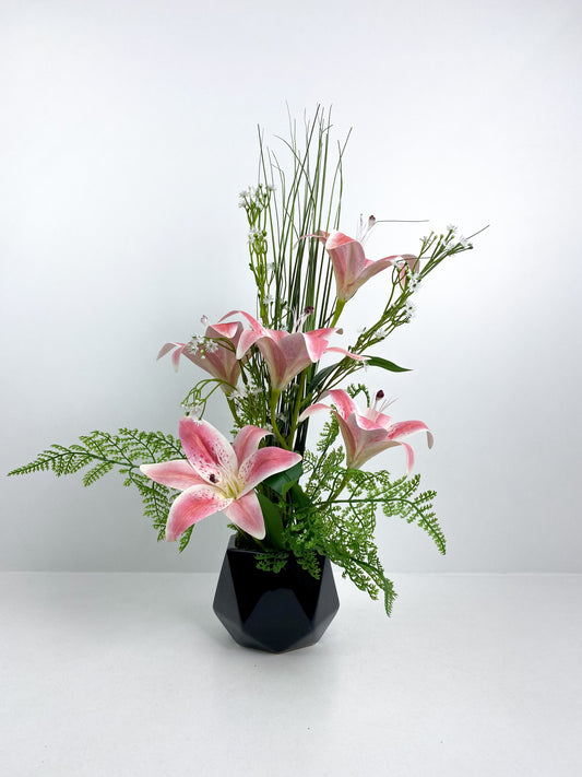 Vase noir avec fleurs artificielles  rose et blanc