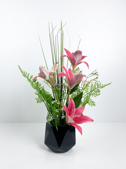 Vase  noir avec fleurs artificielles rose