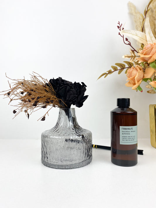 Diffuseur et vase gris avec des fleures séchée