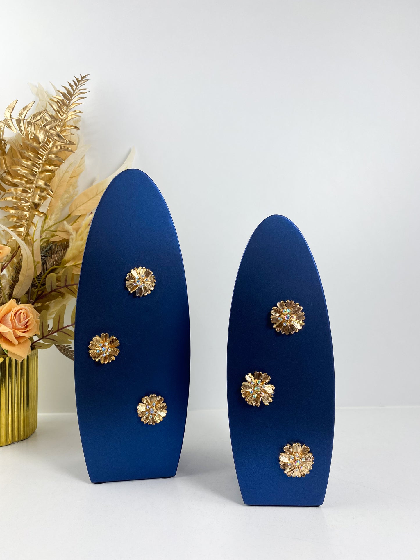 Vase bleu moderne en métal avec détail florale