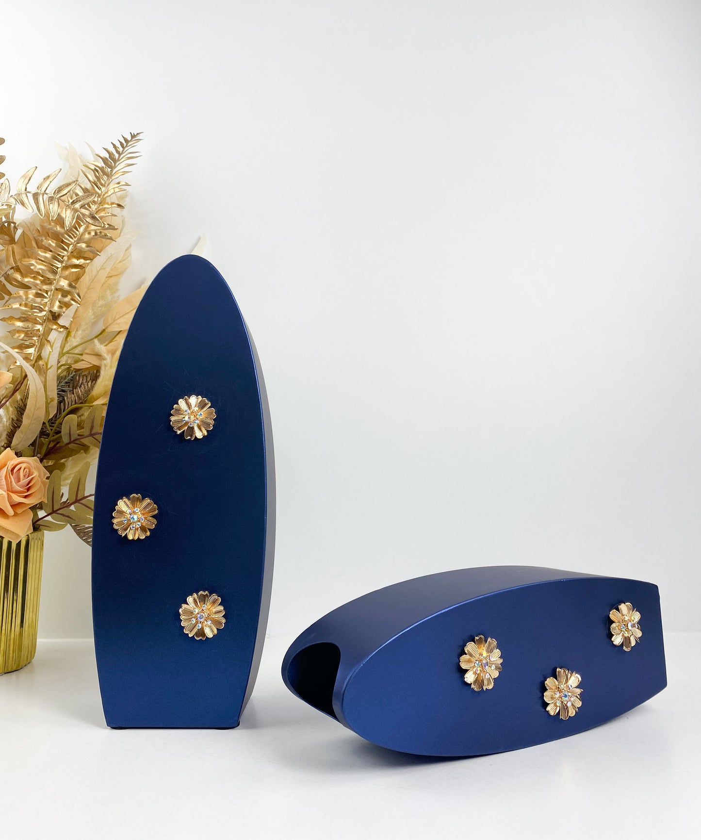 Vase bleu moderne en métal avec détail florale