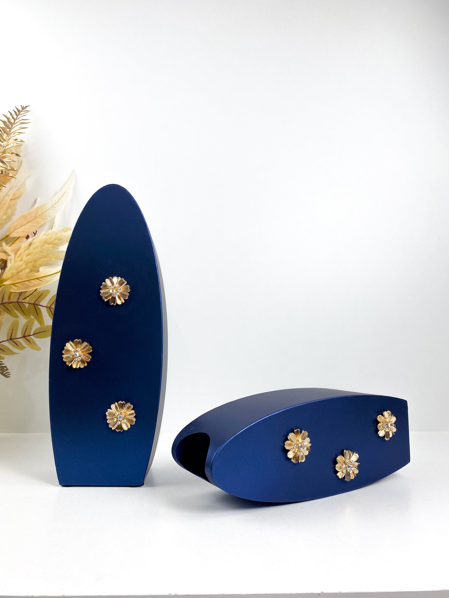 Vase bleu moderne en métal avec détail florale