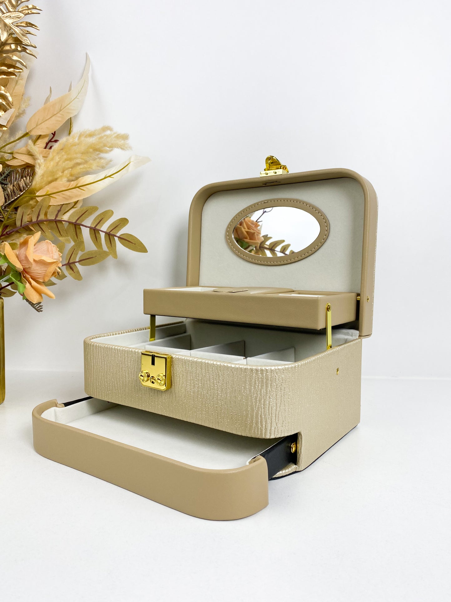 Boîte à bijoux moderne et élégante doré brillant