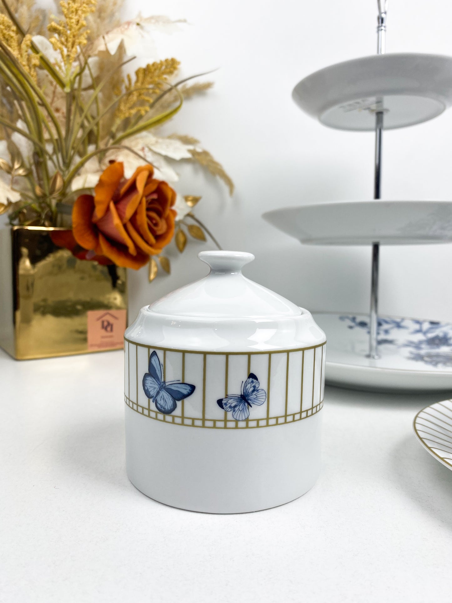 Service à thé en porcelaine décoré de motifs de papillons et d'une cage à oiseaux