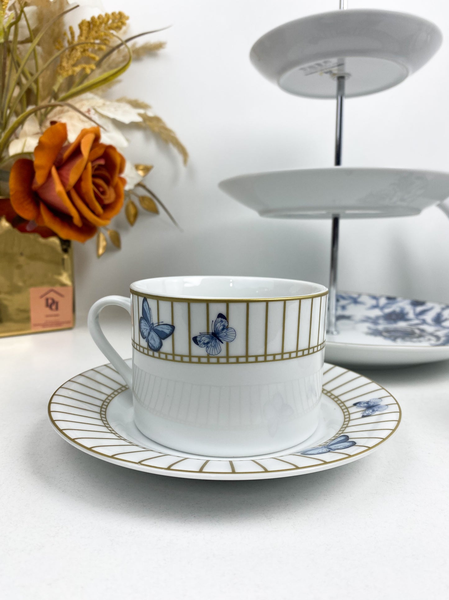 Service à thé en porcelaine décoré de motifs de papillons et d'une cage à oiseaux