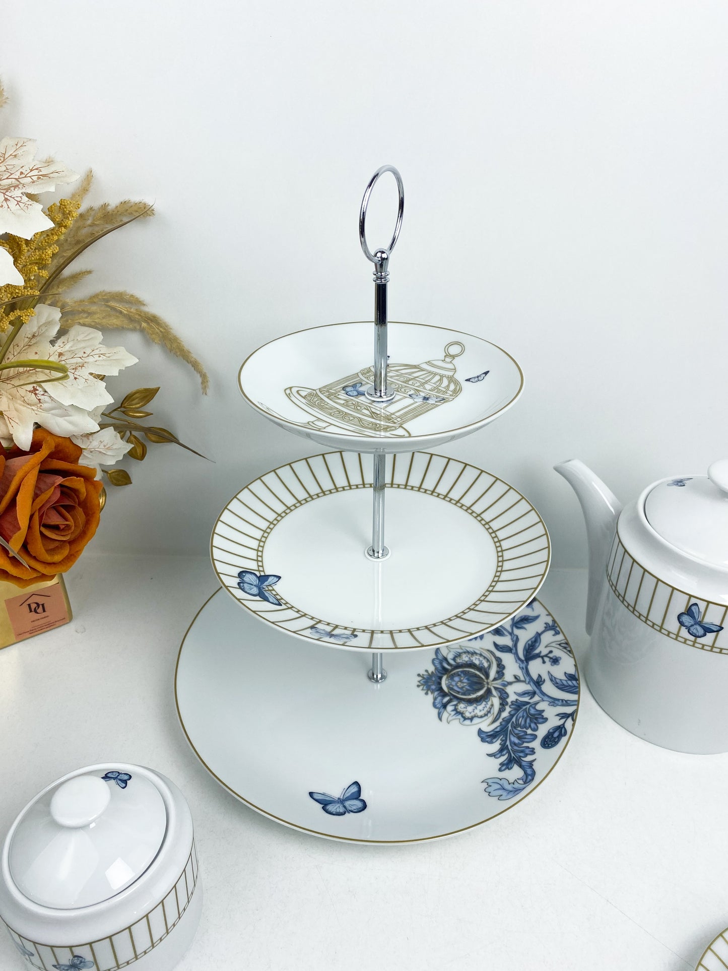 Service à thé en porcelaine décoré de motifs de papillons et d'une cage à oiseaux