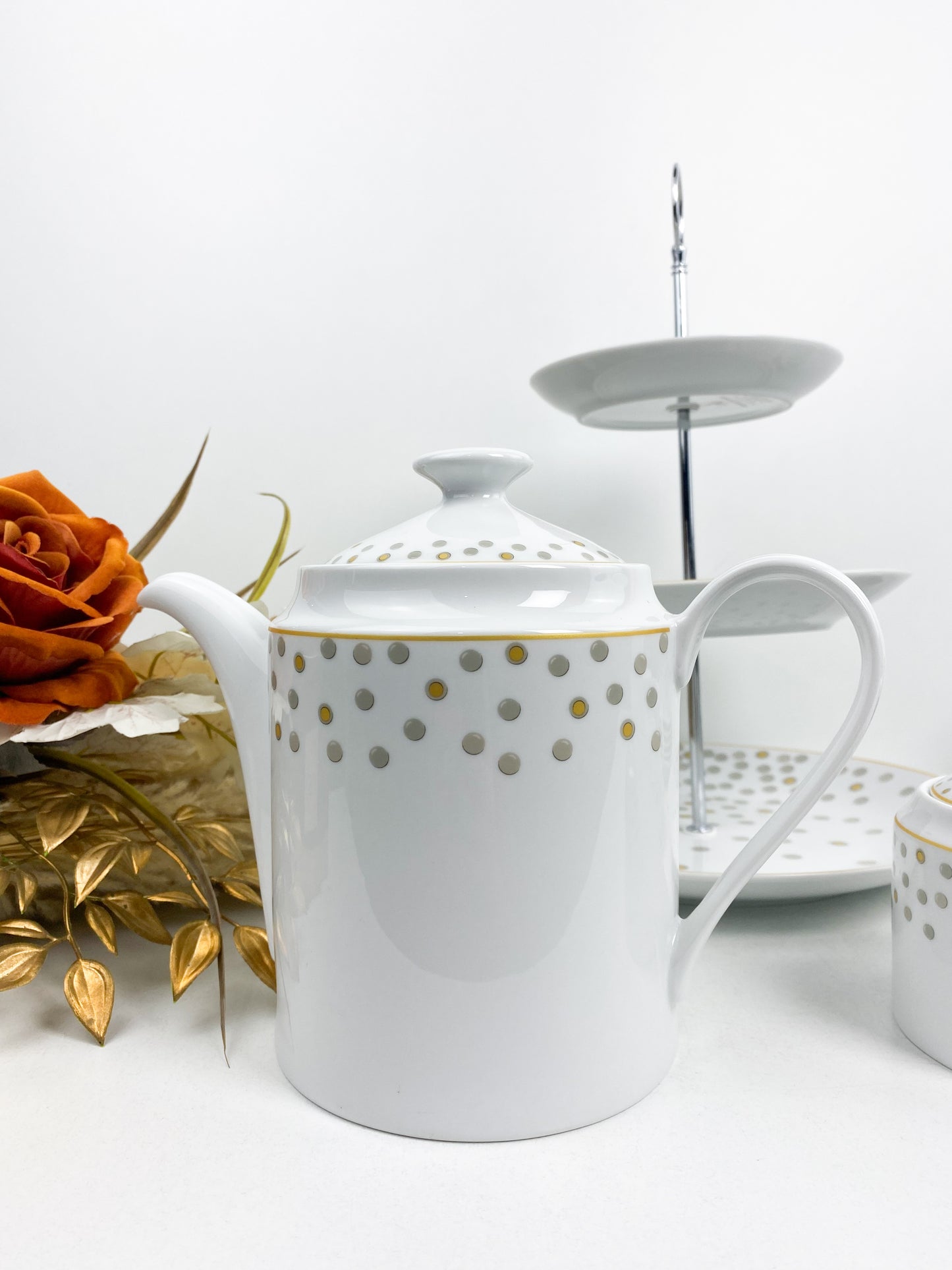 Service à thé en porcelaine de la marque avec un motif dorés et gris.