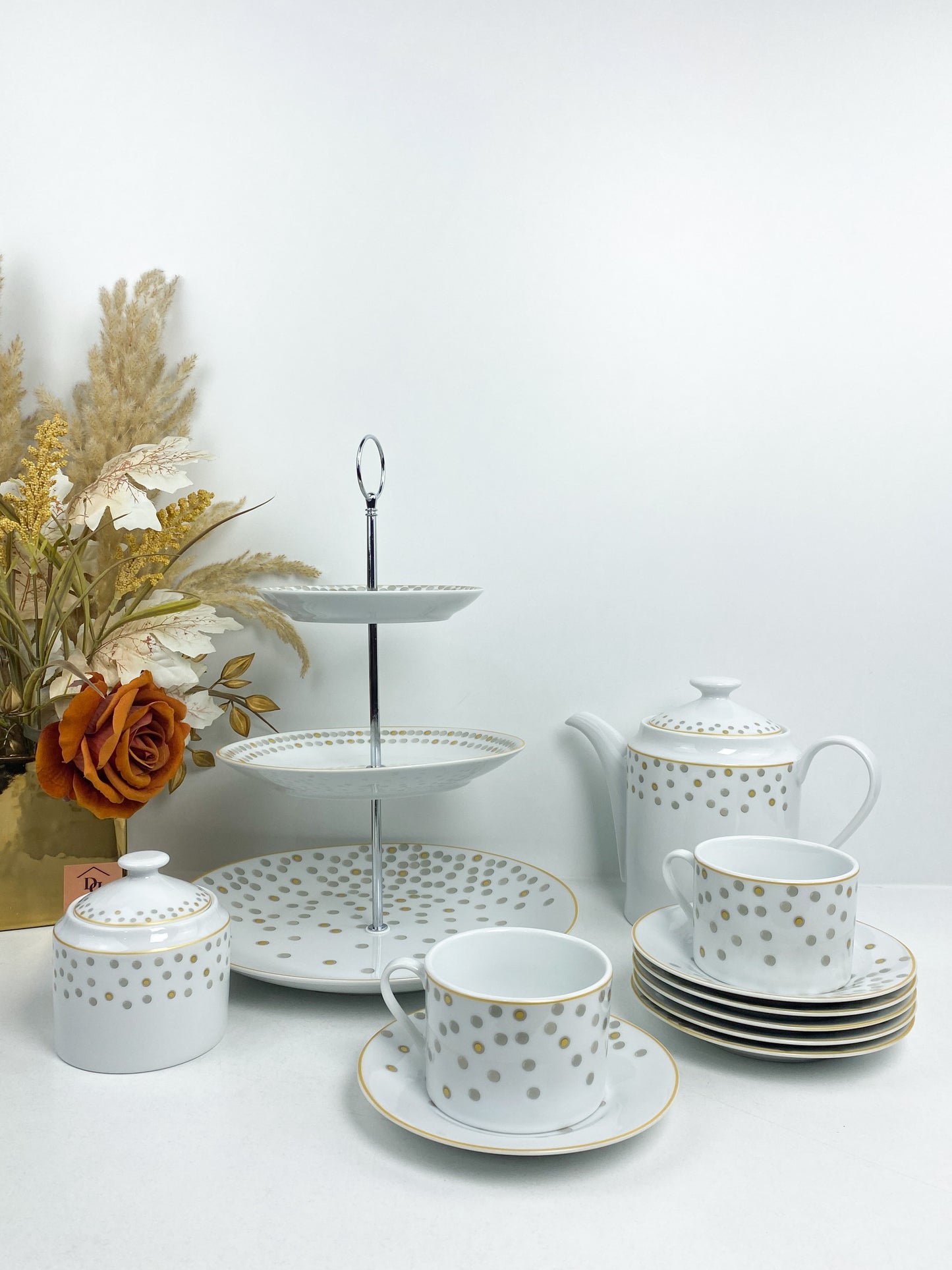 Service à thé en porcelaine de la marque avec un motif dorés et gris.