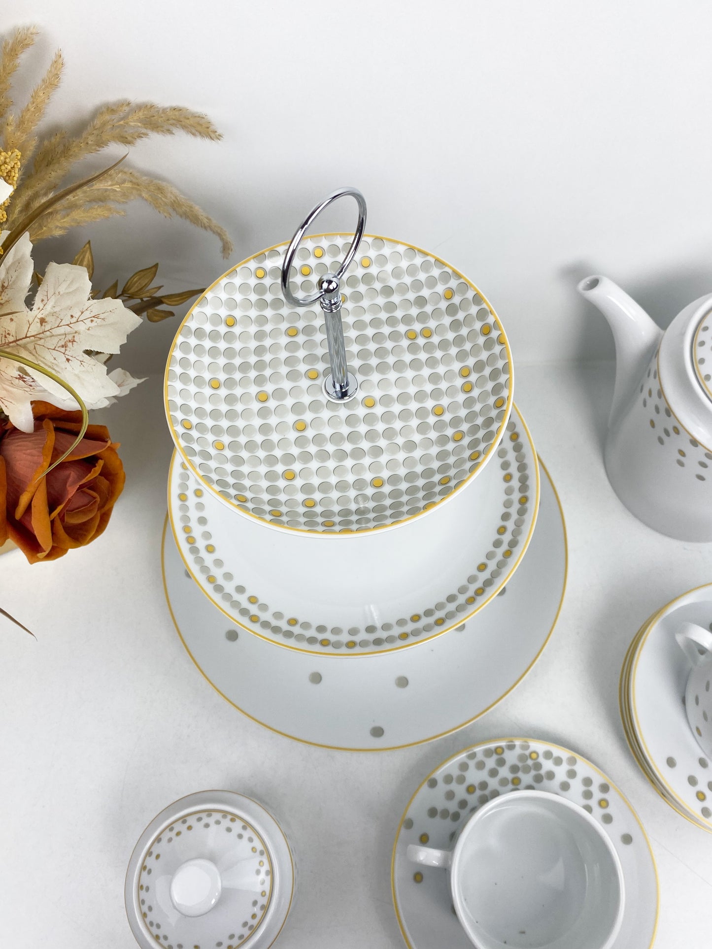 Service à thé en porcelaine de la marque avec un motif dorés et gris.