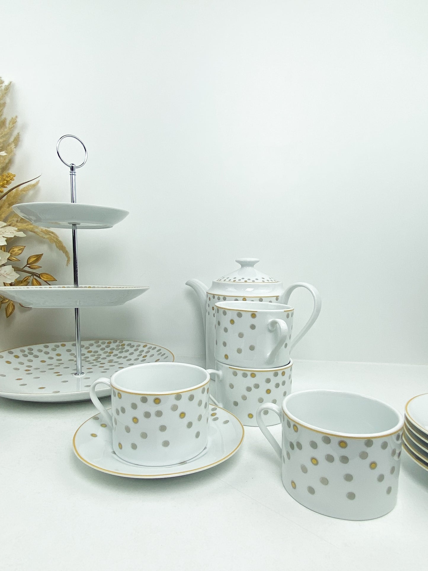 Service à thé en porcelaine de la marque avec un motif dorés et gris.