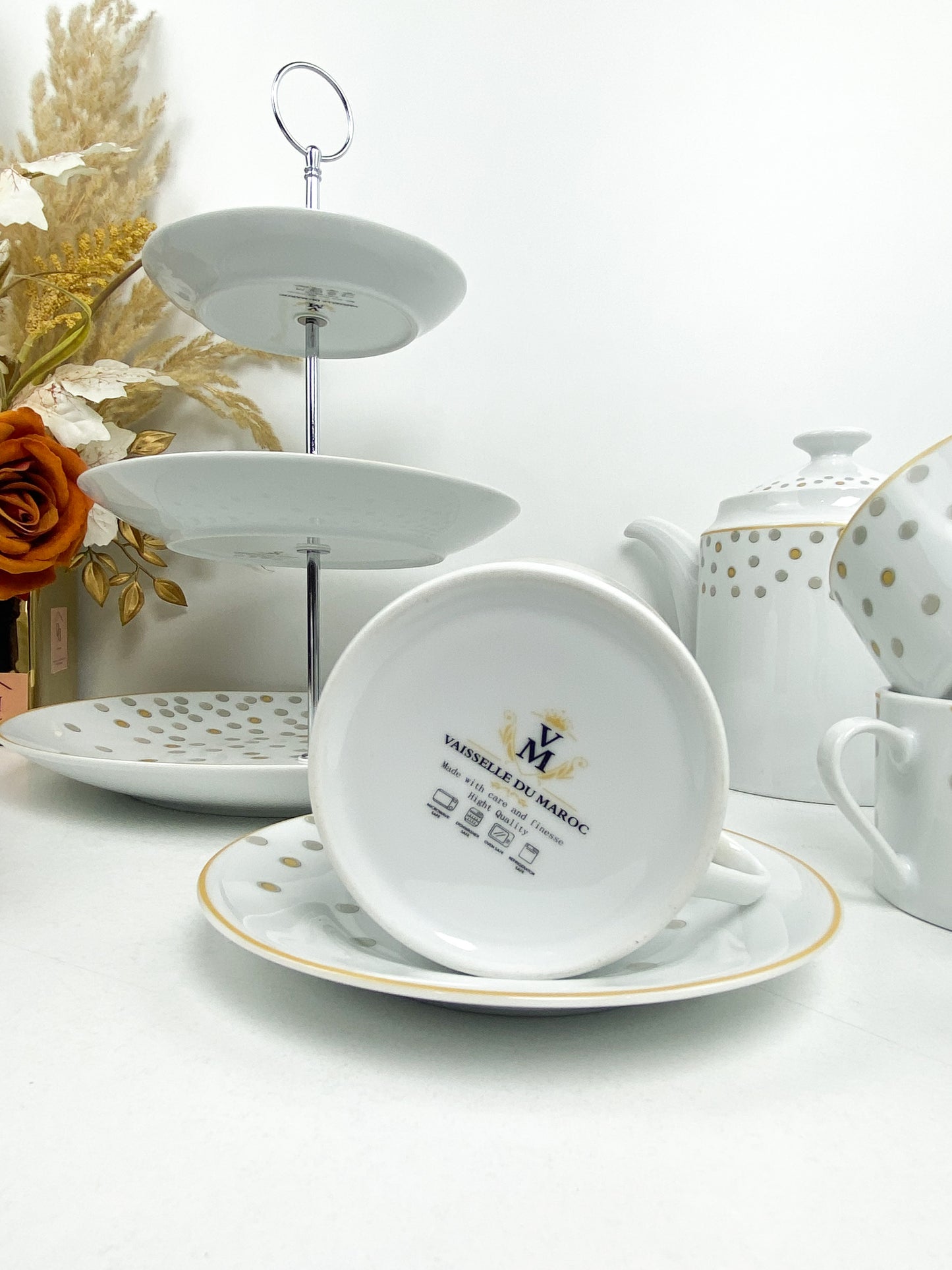 Service à thé en porcelaine de la marque avec un motif dorés et gris.