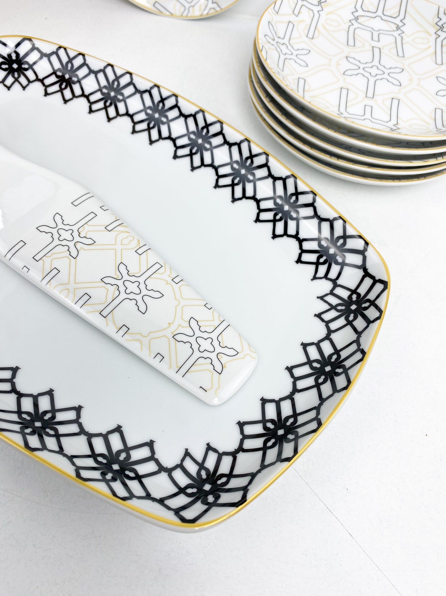 Set de 8 pièces a gâteaux en porcelaine noir et or -motif géométrique